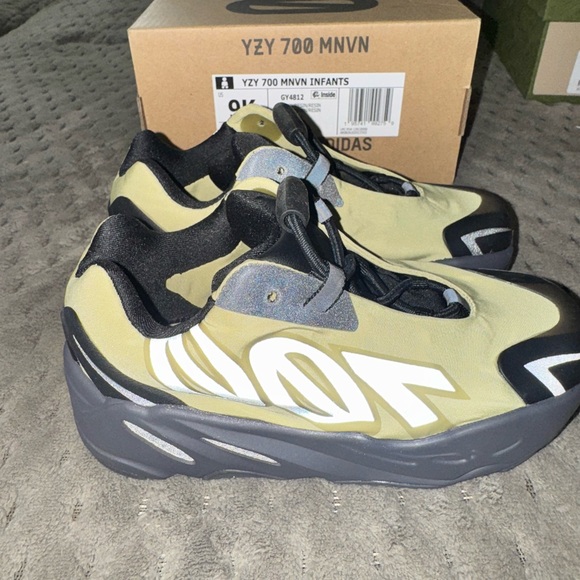 Worn 1x for a Photoshoot. Yeezy 700 Little kids size 9. Final Sale - Picture 2 of 3